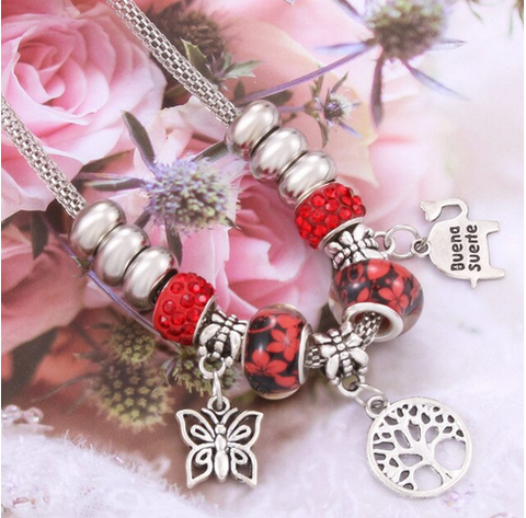 collier rouge papillon