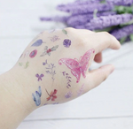 tatouage papillon sur la main
